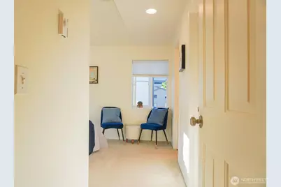 9426 Linden Avenue N, Seattle, WA 98103 - Photo 15