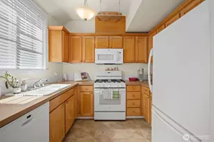 10543 Midvale Ave N, Seattle, WA 98133 - Photo 9
