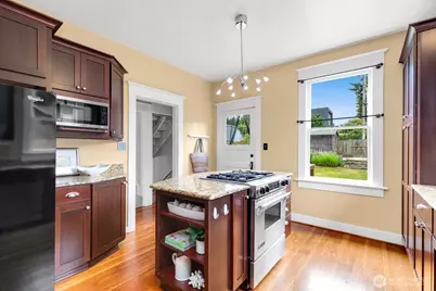 4611 34th Avenue W, Seattle, WA 98199 - Photo 15