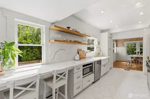 360 Howe St, Seattle, WA 98109 - Photo 13