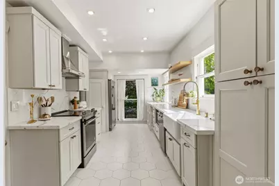 360 Howe Street, Seattle, WA 98109 - Photo 11