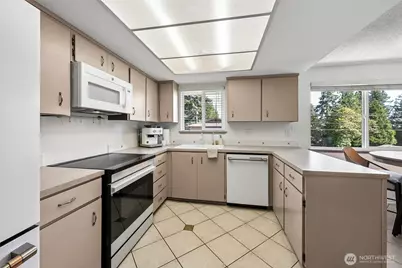 6221 81st Street E, Puyallup, WA 98371 - Photo 9