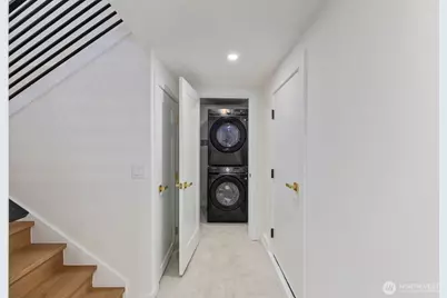 8216 Interlake Avenue N, Seattle, WA 98103 - Photo 17