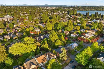 8216 Interlake Avenue N, Seattle, WA 98103 - Photo 33