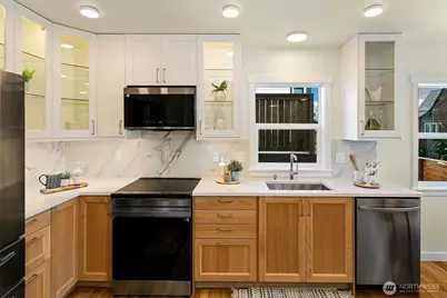 330 NE Elk Place, Seattle, WA 98115 - Photo 9