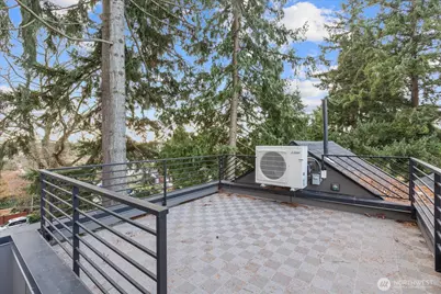 10736 Interlake Avenue N, Seattle, WA 98133 - Photo 13