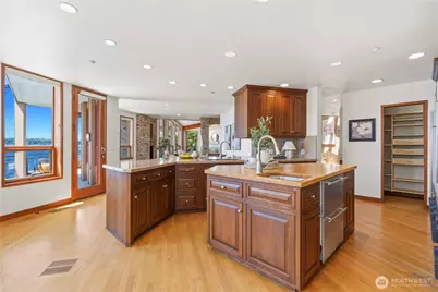 8279 W Mercer Way, Mercer Island, WA 98040 - Photo 15