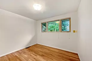 7920 NE 26th St, Medina, WA 98039 - Photo 9