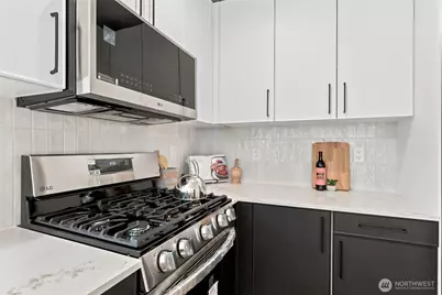 10704 Linden Avenue N, Seattle, WA 98133 - Photo 11