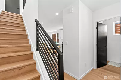 10704 Linden Avenue N, Seattle, WA 98133 - Photo 3
