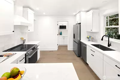2500 Lorentz Place N, Seattle, WA 98109 - Photo 9