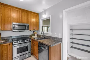 2301 Delmar Dr E, Seattle, WA 98102 - Photo 9