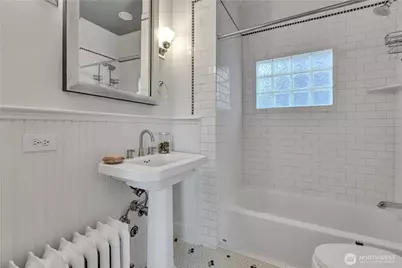 2204 3rd Avenue W, Seattle, WA 98119 - Photo 11