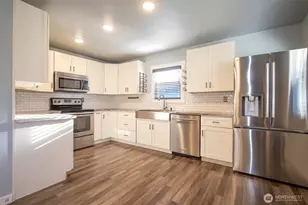 1204 4th Ave SE, Puyallup, WA 98372 - Photo 3