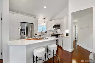 318 NE 59th St, Seattle, WA 98105 - Photo 9