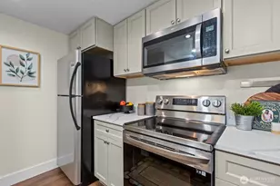 8800 20th Ave NE, Seattle, WA 98115 - Photo 13