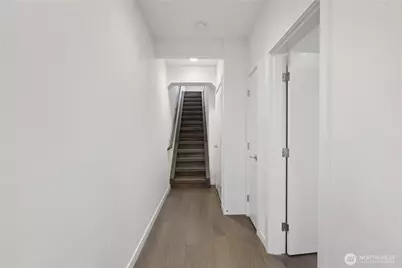 1017 W Crockett Street, Seattle, WA 98119 - Photo 3