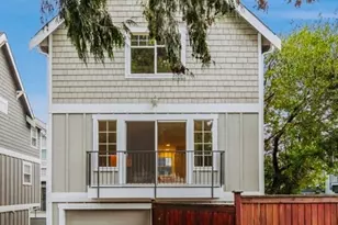 910 N 74th St, Seattle, WA 98103 - Photo 1