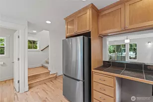 910 N 74th St, Seattle, WA 98103 - Photo 11