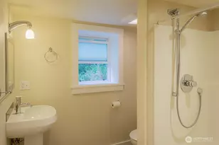 1557 Madrona Dr, Seattle, WA 98122 - Photo 17