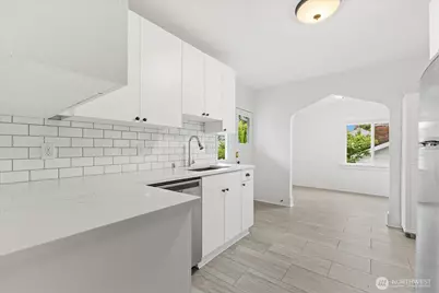 706 N 78th Street, Seattle, WA 98103 - Photo 7