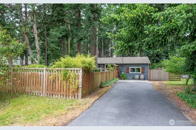 1013 Carl Avenue, Oak Harbor, WA 98277 - Photo 3