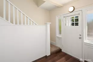 332 NE 50th St, Seattle, WA 98105 - Photo 9