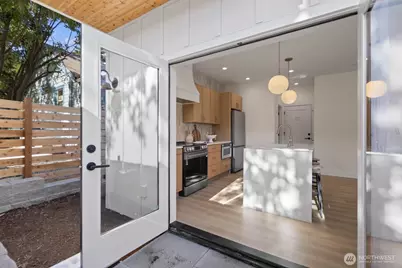 9549 Evanston Avenue N, Seattle, WA 98103 - Photo 17