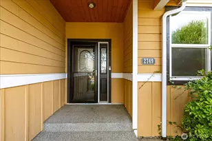 2749 SW Fairway Point Dr, Oak Harbor, WA 98277 - Photo 3
