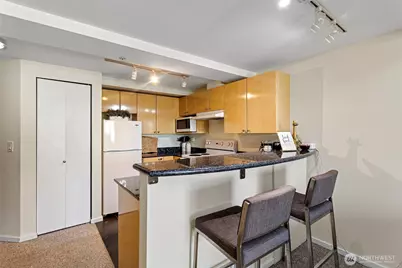 425 Vine Street #701, Seattle, WA 98121 - Photo 5