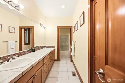 18603 E Spring Lake Drive SE, Renton, WA 98058 - Photo 17