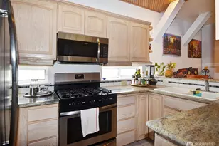2215 Yale Ave. E., Seattle, WA 98102 - Photo 11