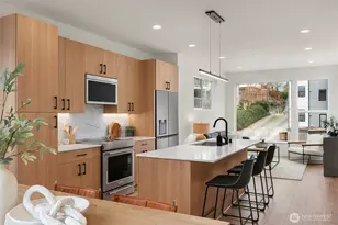 223 NE 75th St, Seattle, WA 98115 - Photo 9