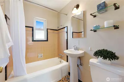 7900 Ashworth Avenue N #7, Seattle, WA 98103 - Photo 15