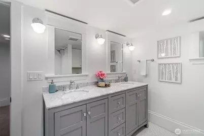 2217 4th Avenue N, Seattle, WA 98109 - Photo 29