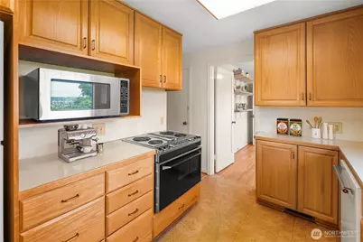 4311 Greenwood Avenue N, Seattle, WA 98103 - Photo 9