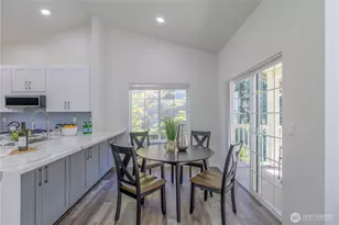 18585 NE 57th St, Redmond, WA 98052 - Photo 9