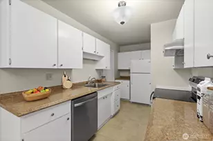 12240 SE 60th St, Bellevue, WA 98006 - Photo 9
