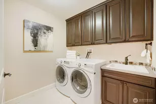 13042 NE 8th St, Bellevue, WA 98005 - Photo 35