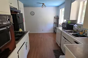 811 S 105th St, Seattle, WA 98168 - Photo 5
