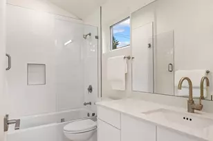 215 NE 123rd St, Seattle, WA 98125 - Photo 23