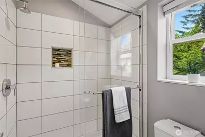 9423 Roosevelt Way NE, Seattle, WA 98115 - Photo 17