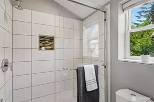 9423 Roosevelt Way NE, Seattle, WA 98115 - Photo 17