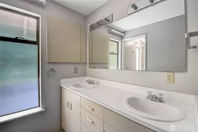 10035 NE 28th Place, Bellevue, WA 98004 - Photo 11