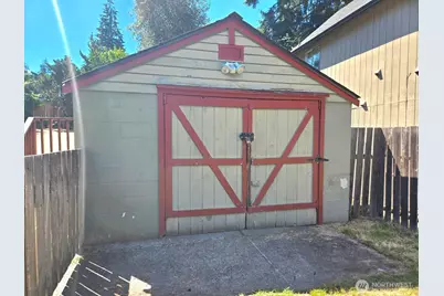 14337 Burke Avenue N, Seattle, WA 98133 - Photo 23