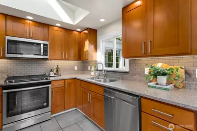 3610 W Viewmont Way W, Seattle, WA 98199 - Photo 11