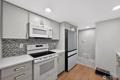 1220 6th Avenue S #B304, Edmonds, WA 98020 - Photo 11
