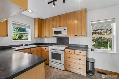 10235 33rd Avenue SW, Seattle, WA 98146 - Photo 5