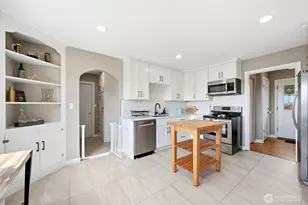 9725 Phinney Ave N, Seattle, WA 98103 - Photo 11