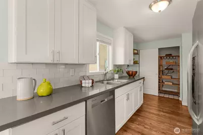5423 31st Avenue SW, Seattle, WA 98126 - Photo 9